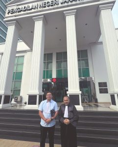 Bersama Pengacara Komaruddin Simanjuntak di Pengadilan Negeri Jakarta Barat