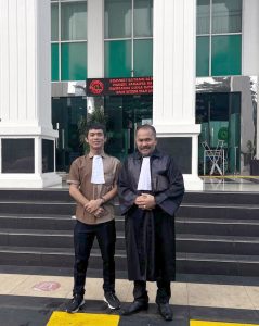 Bersama Pengacara Komarudin Simanjuntak di Pengadilan Negeri Jakarta Barat